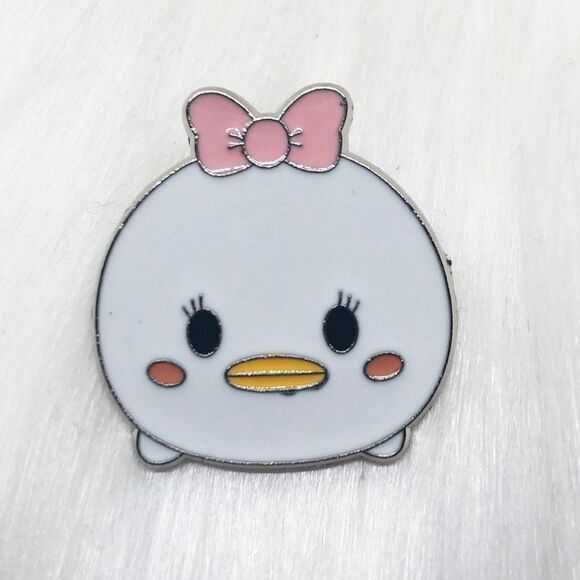🔮 5/$25 Disney Daisy Duck Tsum Tsum Pin - Picture 1 of 3